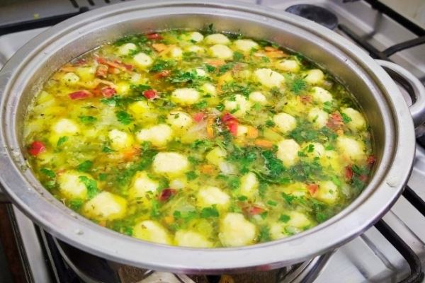 Картофельный суп с овощами и сырными клецками